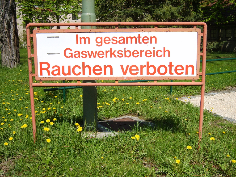 Gaswerk Augsburg Oberhausen Schild Einfahrt Im gesamten Gaswerksbereich Rauchen verboten.