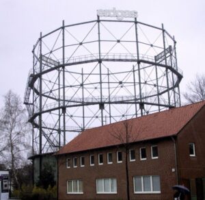 Gasbehälter Gaswerk Gasometer Niedersachsen Lüneburg Teleskop Gasbehälter mit Werbung Erdgas.