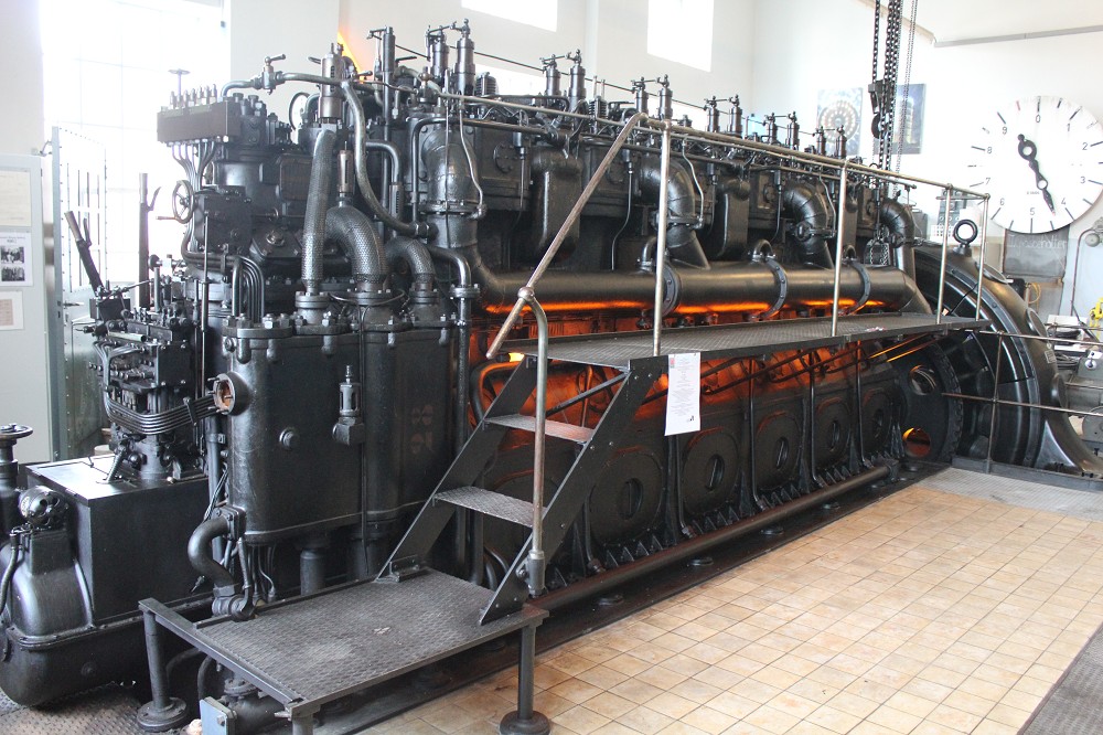 MAN Ölmaschine Baujahr 1917 ursprünglich für ein U-Boot im Gaswerksmuseum