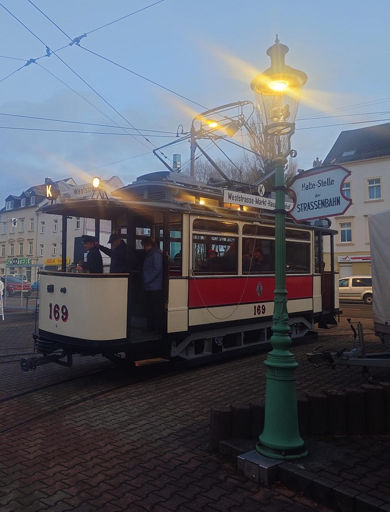 Chemnitz Gaslaterne vor historischem Triebwagen 169 am Straßenbahnmuseum Chemnitz im Dezemeber 2025 © Chaos_Schnecke Tina