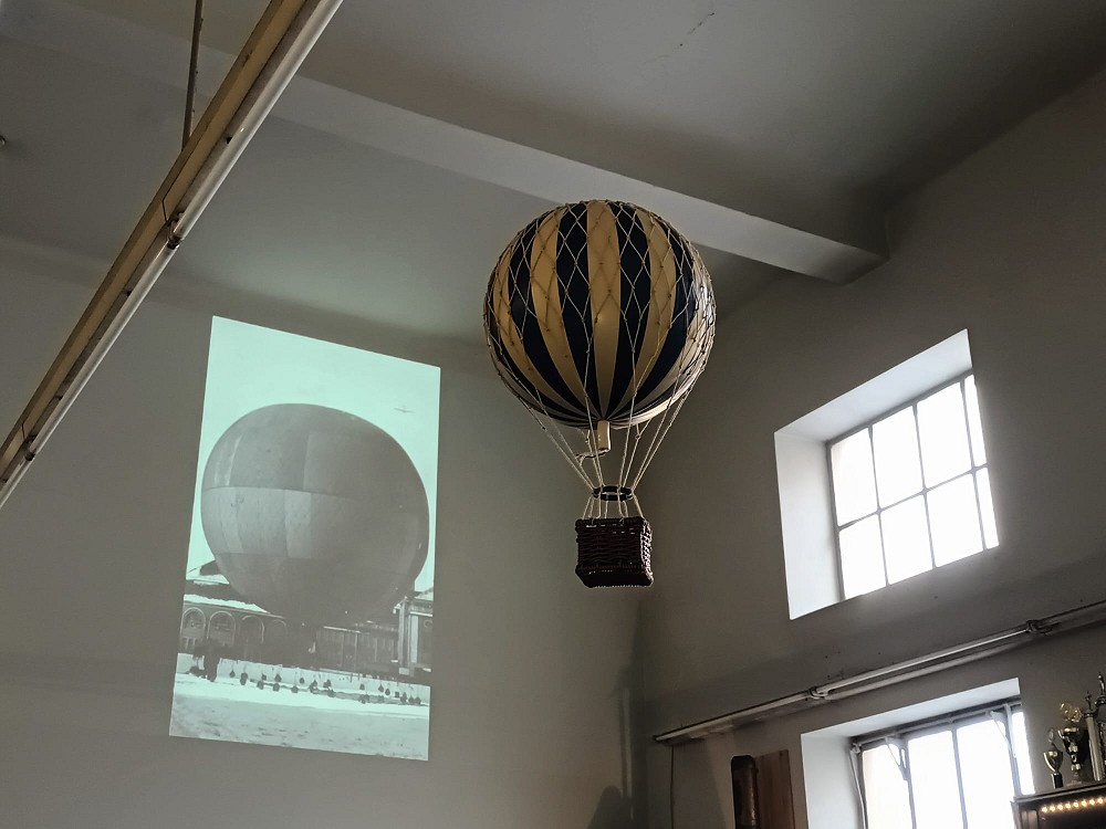 Gasballon im Gaswerksmuseum Augsburg Nahaufnahme mit altem Gasballon Foto im Hintergrund